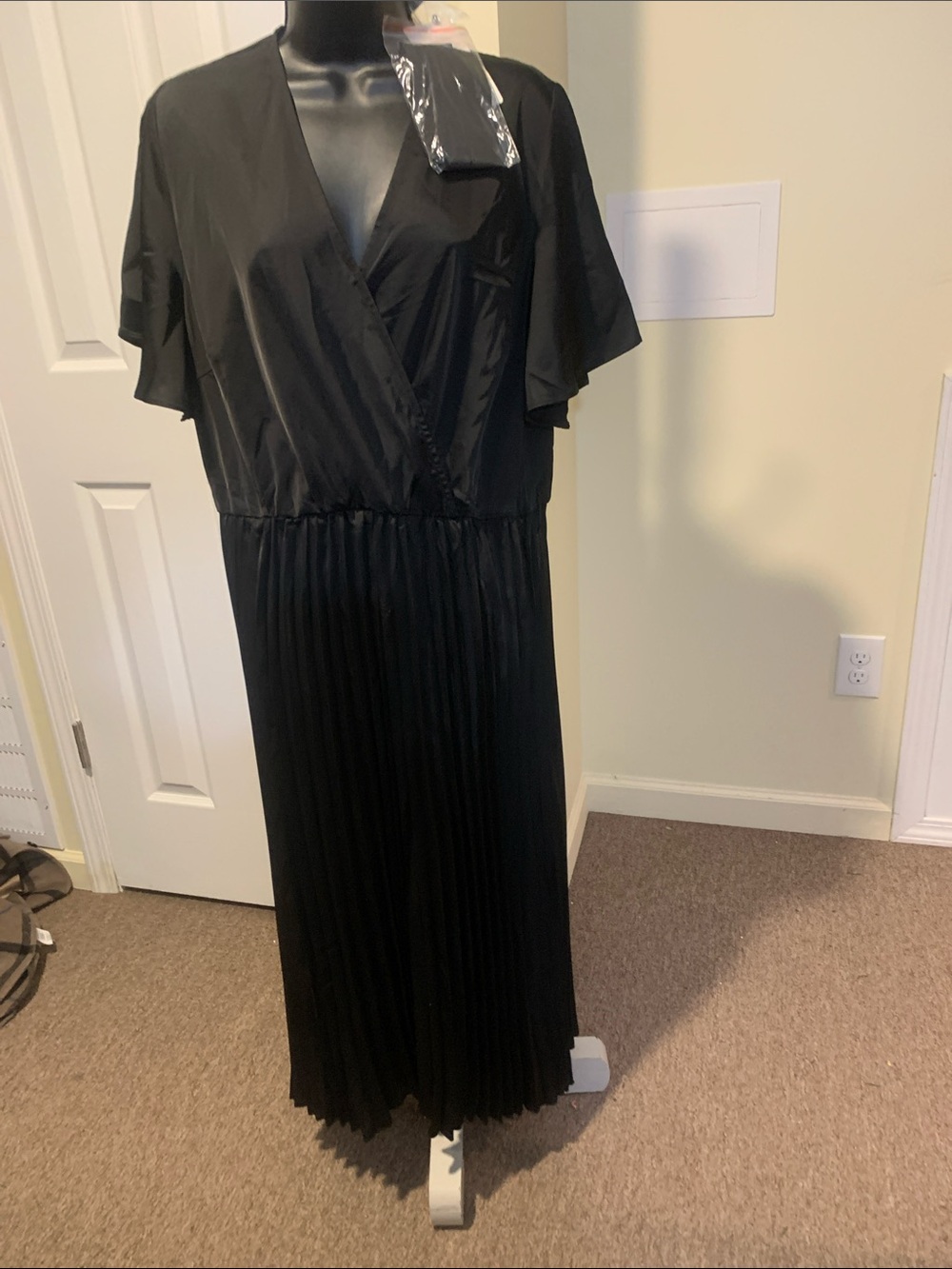 Black V-Neck Pleated Midi Dress - Classic Women's Dress with belt